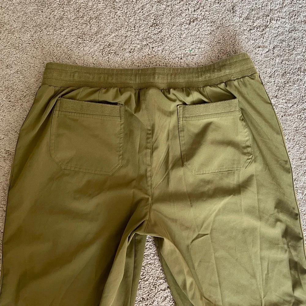 Attyre Woman Pants size 12 Olive Green Polyester Pull on Drawstring Ruched Capri